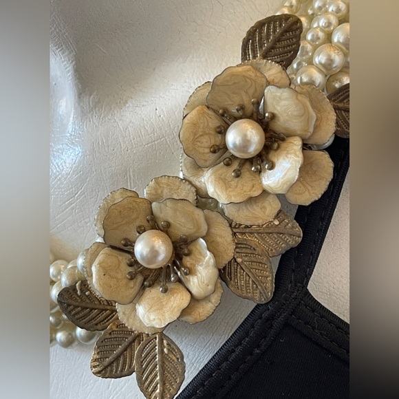 Chunky twist pearl necklace with flowers - Picture 2 of 2